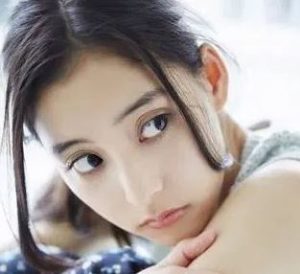 新木優子のハーフ顔は整形か天然かどっち？子供時代や高校の卒アルにすっぴん画像と比較！