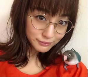 新井恵理那のすっぴん素顔の画像は別人？メガネありとなしはどっちが似合うかも調査！